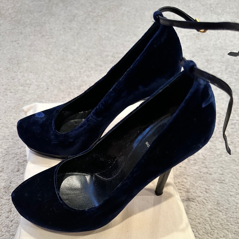 Fend I Navy Blue Velvet Pump Size 8 1/2
